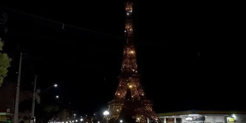 Réplica da Torre Eiffel na Praça França, em Ivaiporã