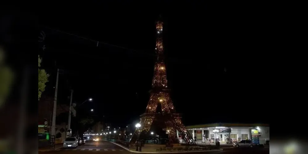 Réplica da Torre Eiffel na Praça França, em Ivaiporã