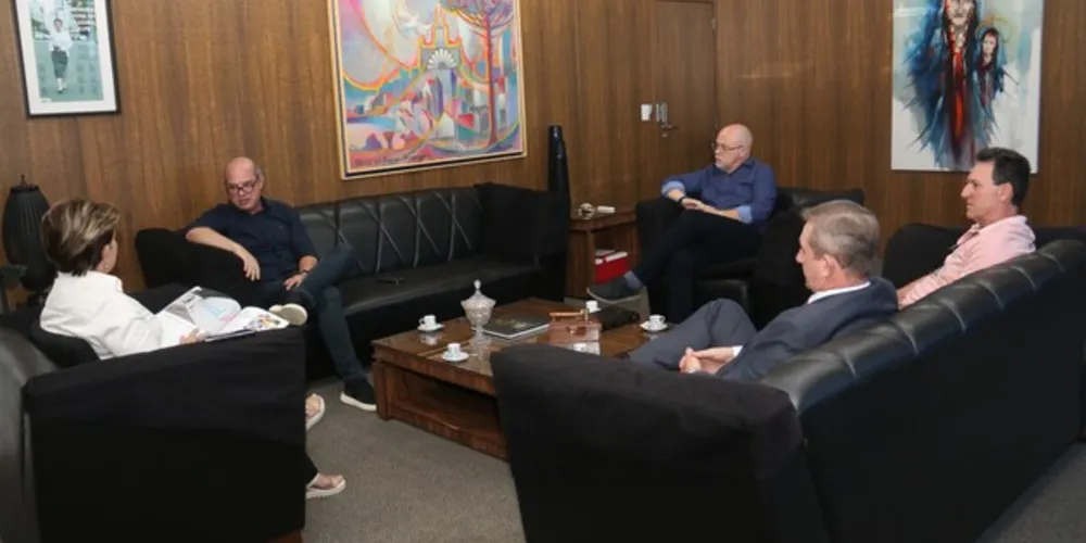 A prefeita Elizabeth Schmidt recebeu nessa segunda-feira (22) representantes da APACD para um encontro