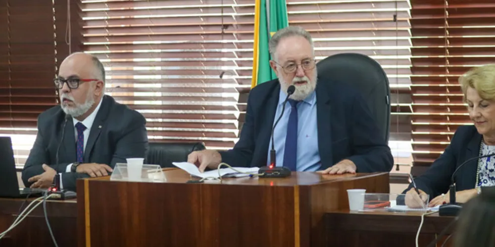 O diretor geral Cesar Neves da Secretaria da Saúde detalha investimentos e ações de 2023 na Assembleia Legislativa nesta terça-feira (5). Foto: Geraldo Bubniak/AEN