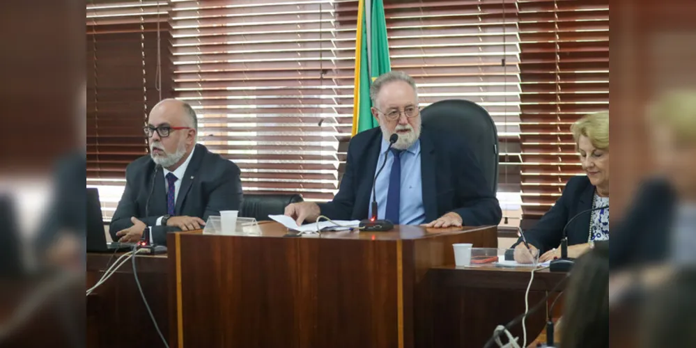 O diretor geral Cesar Neves da Secretaria da Saúde detalha investimentos e ações de 2023 na Assembleia Legislativa nesta terça-feira (5). Foto: Geraldo Bubniak/AEN