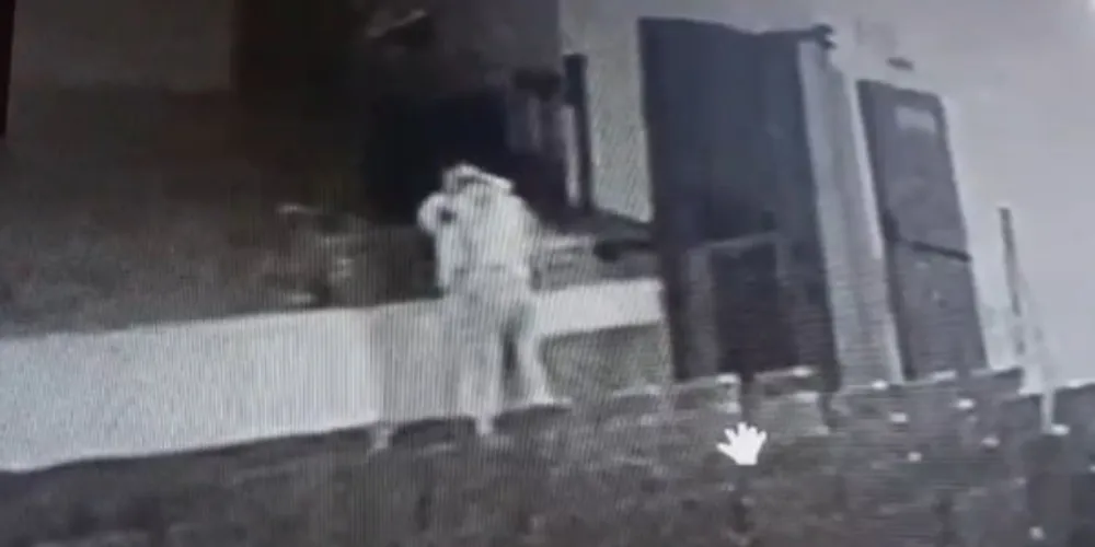 A escola se pronunciou sobre o ocorrido, destacando que repudia qualquer comportamento inapropriado