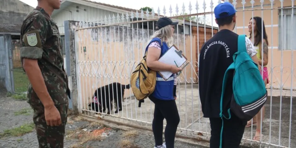 Equipes da Prefeitura de Ponta Grossa, juntamente com o Exército, percorreram a comunidades da cidade, orientando e vistoriando a população sobre a doença