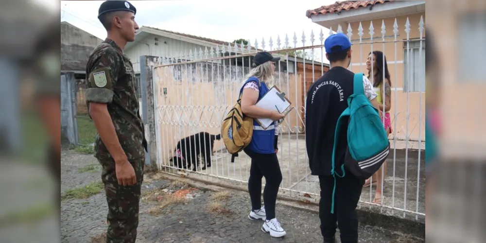 Equipes da Prefeitura de Ponta Grossa, juntamente com o Exército, percorreram a comunidades da cidade, orientando e vistoriando a população sobre a doença