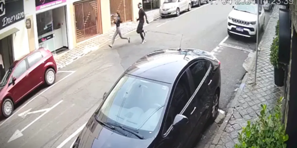 Imagens de segurança mostram a ação do suspeito