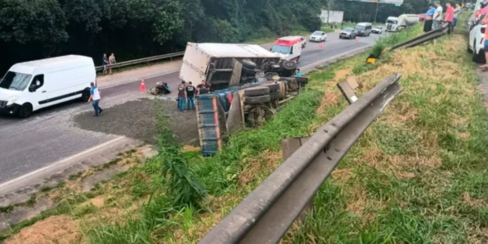 Trânsito flui somente pelo acostamento
