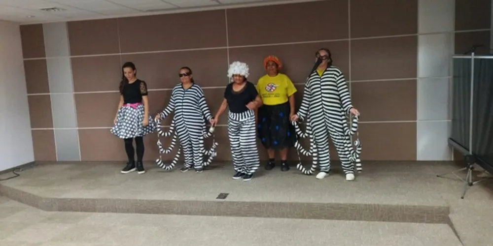 Uma equipe de profissionais da Fundação de Saúde, juntamente com integrantes da assessoria de comunicação, trabalha na produção de vídeo de uma peça teatral com fantoches