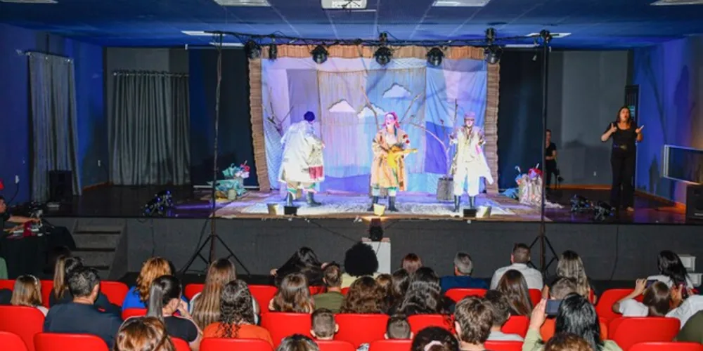 Para o público em geral houve sessões abertas dias 11 e 12 à noite no Cine Teatro e de manhã e à tarde no sábado, 13, na Praça Getúlio Vargas.