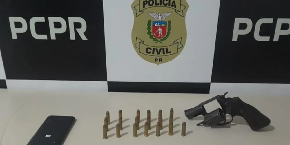Arma foi apreendida pelos agentes da polícia