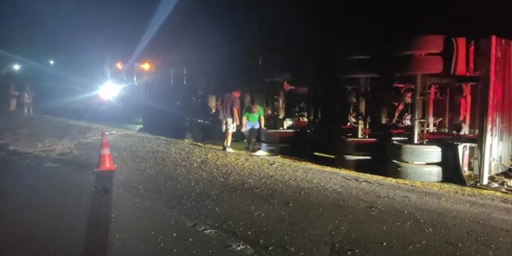 Um caminhão tombou por volta das 23h30 dessa quarta-feira (01), na PR-151, km 286, em Piraí do Sul, nos Campos Gerais