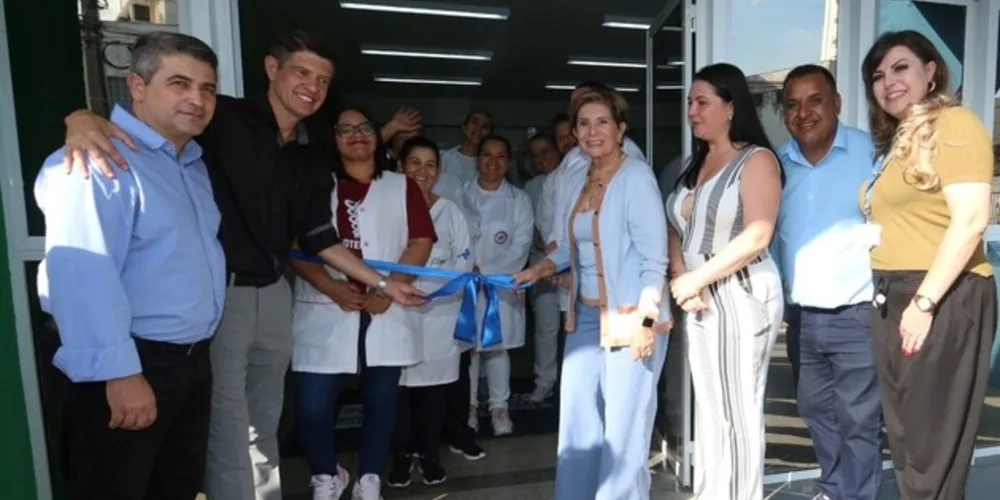Lideranças políticas inauguram o local de saúde