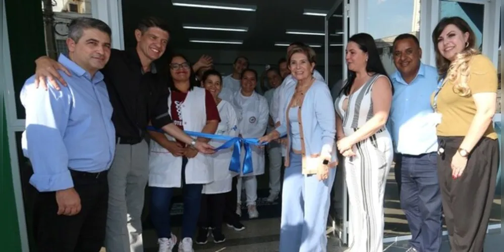 Lideranças políticas inauguram o local de saúde