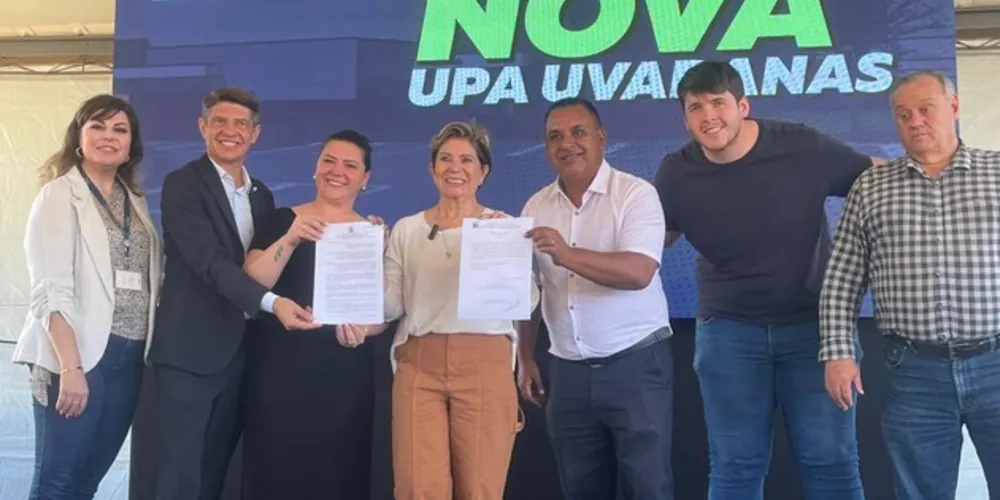 Lideranças políticas durante a assinatura da 'Ordem de Serviço'