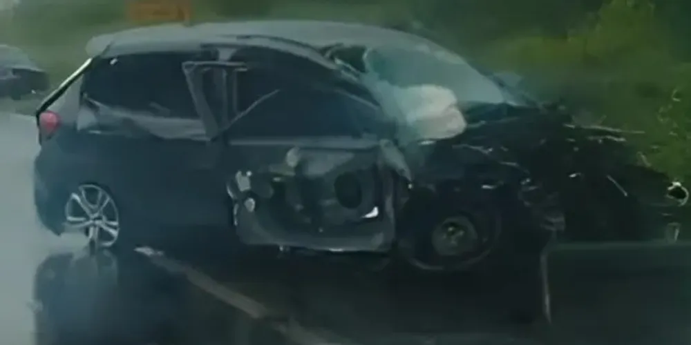 Imagens mostram dois veículos totalmente destruídos