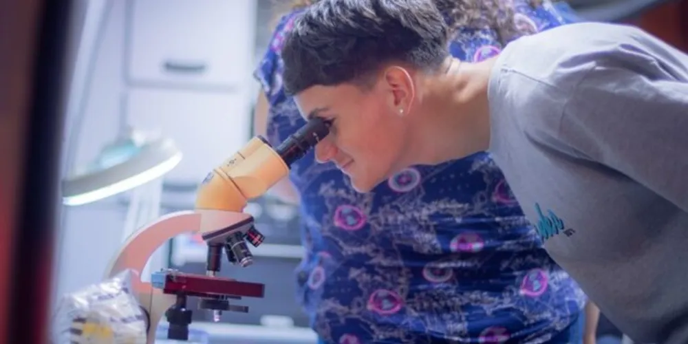 É possível conhecer o trabalho da Polícia Científica do Paraná na identificação de impressões digitais