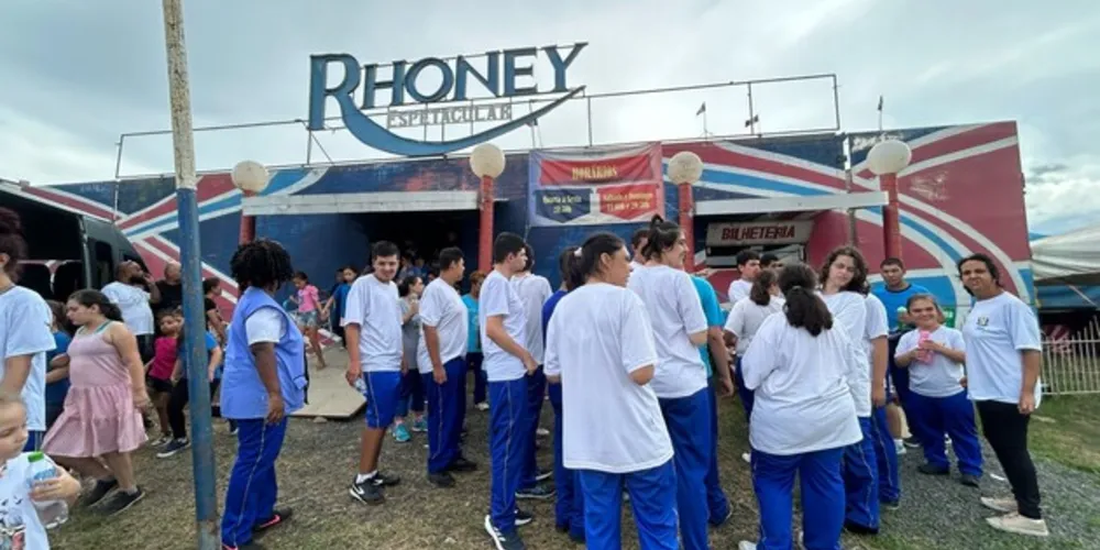 Ação reuniu 450 pessoas entre crianças, adolescentes e idosos em um espetáculo solidário