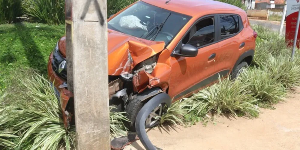 O acidente aconteceu em frente ao Hospital Vicentino, na esquina da rua Doralício Correia