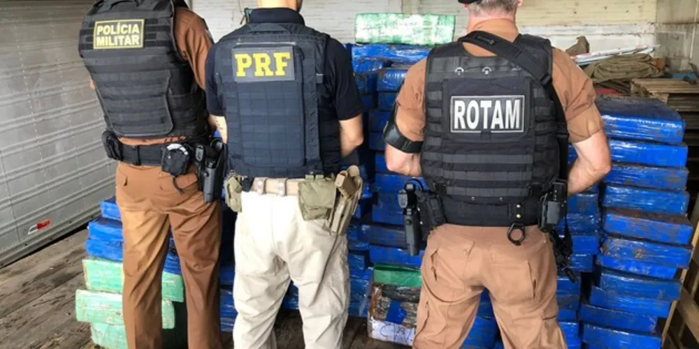 Operação conjunta da Polícia Militar e Polícia Rodoviária Federal constatou a droga oculta em meio a carga de leite.