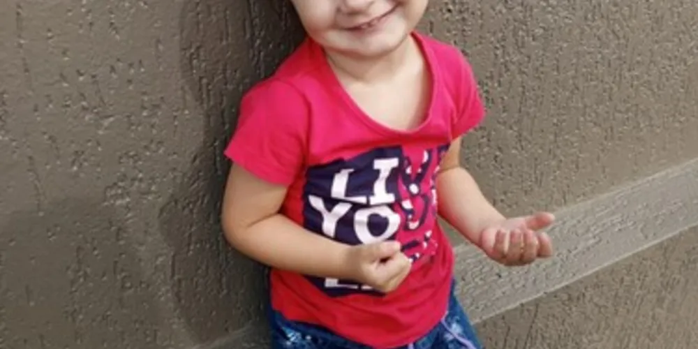 Rafaella, de 2 anos, precisa urgentemente de uma cirurgia para retirar adenoides e amigdalites da garganta