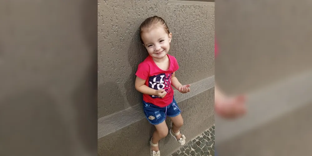 Rafaella, de 2 anos, precisa urgentemente de uma cirurgia para retirar adenoides e amigdalites da garganta