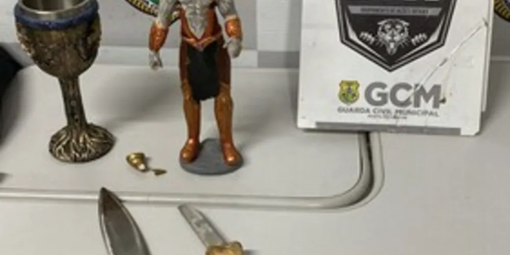 Duas adagas, uma estátua e um cálice foram furtados de um espaço religioso.