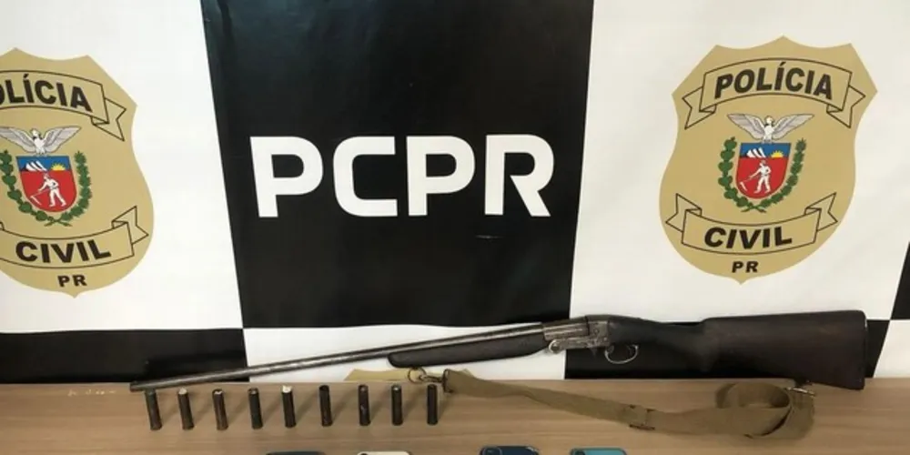 Foram apreendidos também dois celulares.