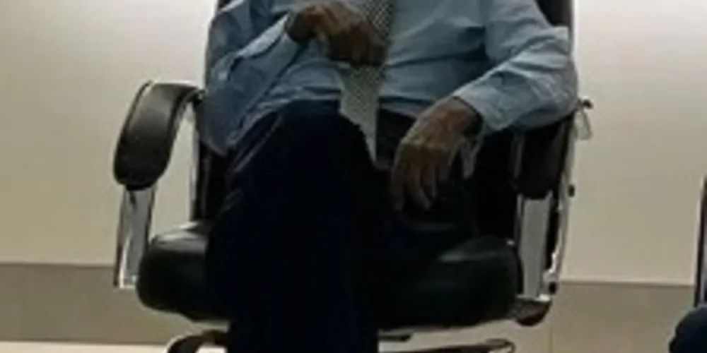 O corpo estava estava vestido com camisa social e gravata, como se estivesse em uma reunião