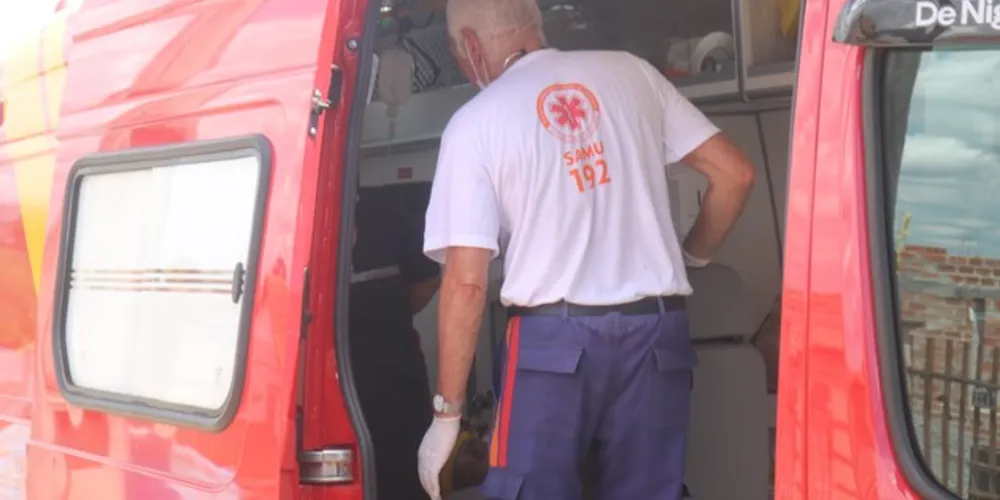 O homem teve uma parada cardíaca na ambulância, mas os socorristas conseguiram reanimá-lo
