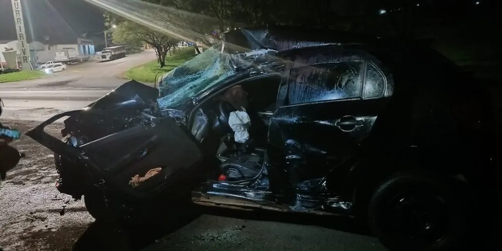Automóvel ficou destruído por conta da colisão