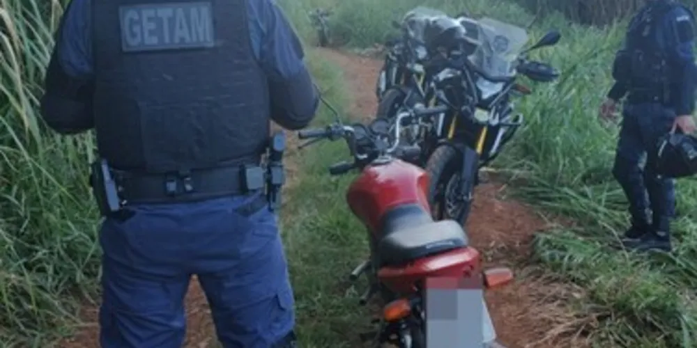 Equipe Getam localizou o veículo embrenhado ao matagal