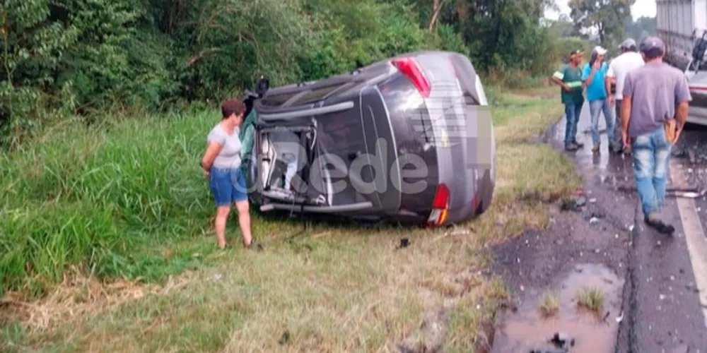 Quando a equipe do Samu chegou no local, dois ocupantes do carro estavam em óbito