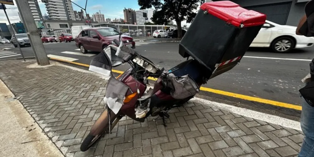 Motocicleta Biz, conduzida por um homem de 33 anos, acabou atropelando o homem que atravessava a rua