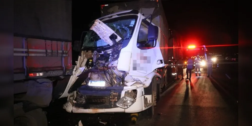 Um dos veículos envolvidos transportava resíduos para um aterro sanitário