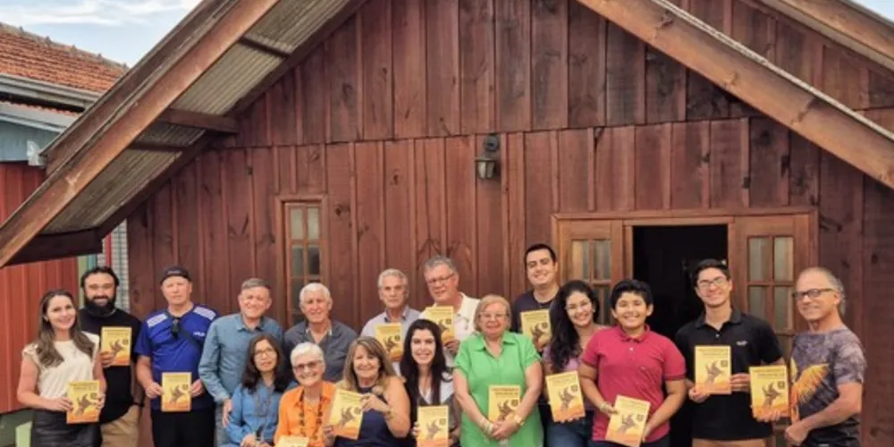No último sábado (02), a Academia Ponta-grossense de Letras e Artes (APLA) reuniu seus membros em um encontro repleto de harmonia e alegria.