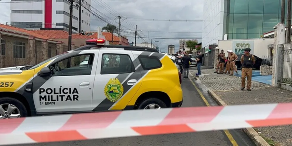 Após o roubo, os suspeitos fugiram em uma motocicleta que foi deixada estacionada na esquina