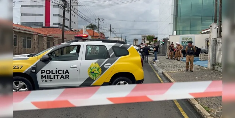 Após o roubo, os suspeitos fugiram em uma motocicleta que foi deixada estacionada na esquina