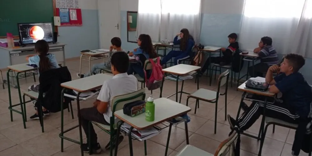 Para serem apresentados ao tema, a turma assistiu a vídeo sobre o Sistema Solar