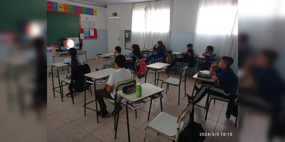 Para serem apresentados ao tema, a turma assistiu a vídeo sobre o Sistema Solar