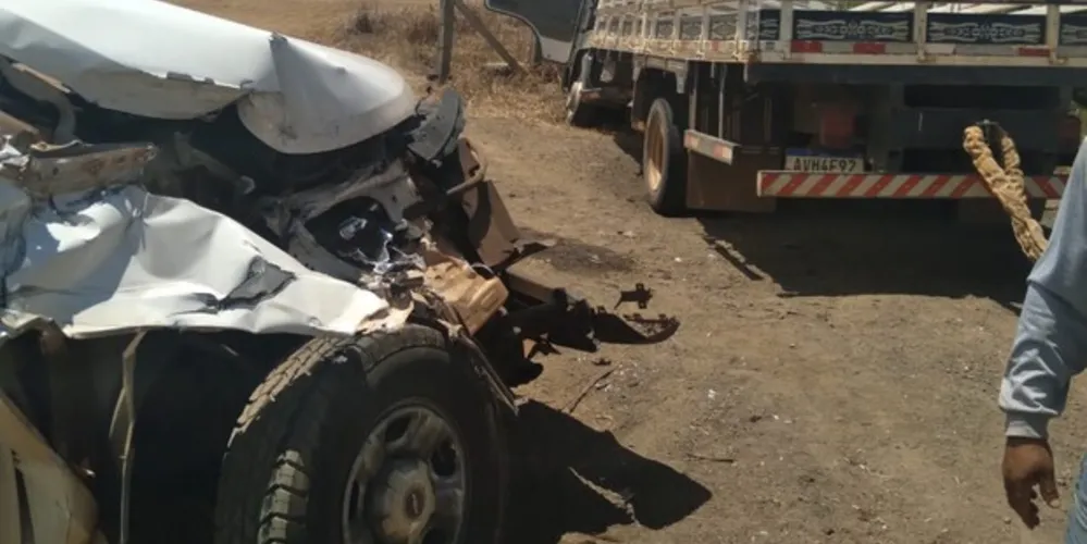 Parte dianteira do automóvel ficou destruída