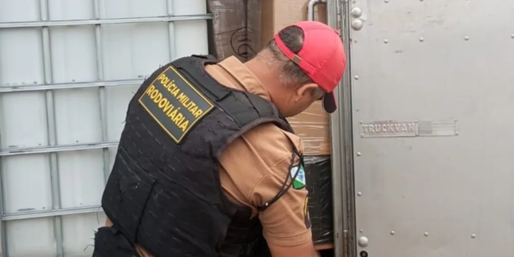 Policiais precisaram arrombar o cadeado do caminhão-baú