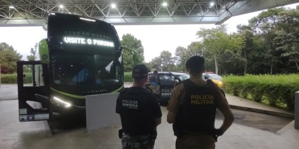 Equipes da Polícia Científica realizaram perícia no local