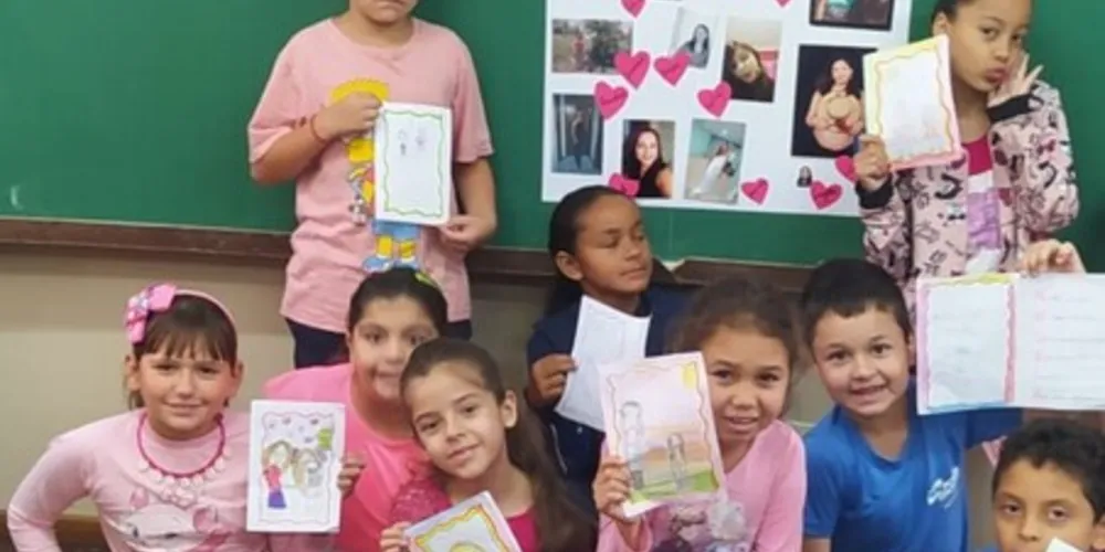 Ao final das atividades os alunos posaram para fotos ao lado de um cartaz com imagens das mulheres especiais para eles