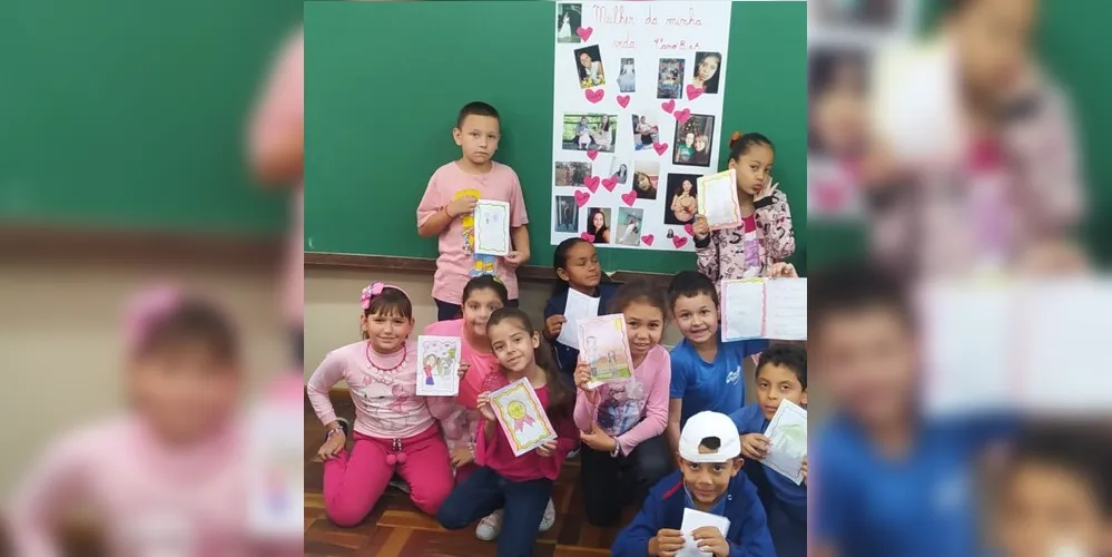 Ao final das atividades os alunos posaram para fotos ao lado de um cartaz com imagens das mulheres especiais para eles