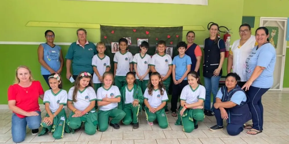 Ao final do trabalho, os alunos convidaram mulheres da comunidade escolar para assistirem a apresentação da turma