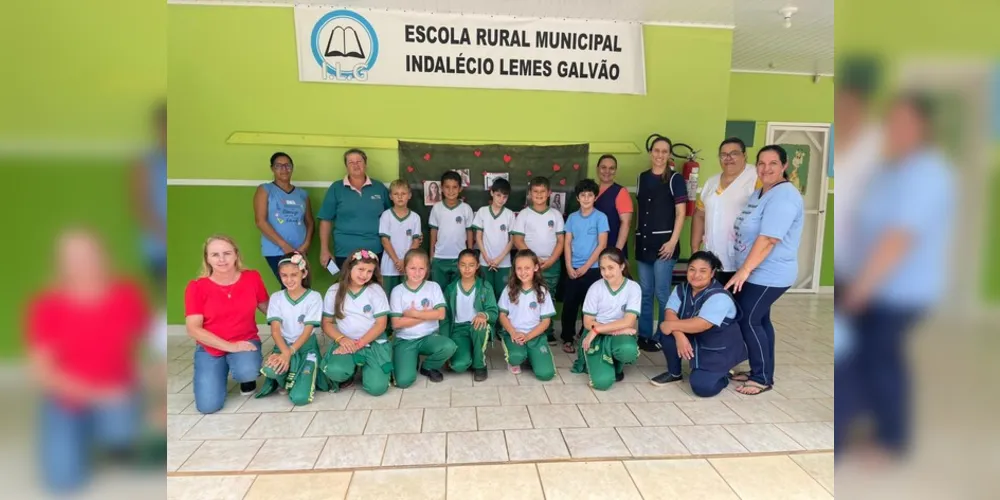 Ao final do trabalho, os alunos convidaram mulheres da comunidade escolar para assistirem a apresentação da turma