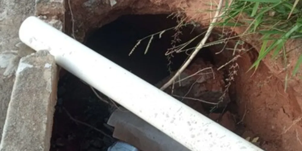 O buraco se abriu em uma calçada na rua Fioravante Foggiato, no bairro Jardim Carvalho