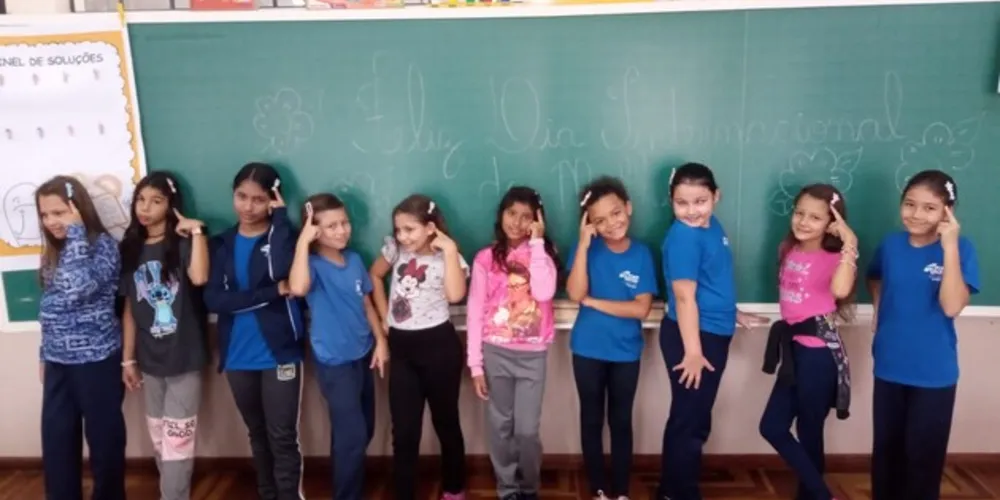 Com foco na conscientização sobre a trajetória e luta feminina ao longo dos anos, os alunos realizaram uma série de atividades