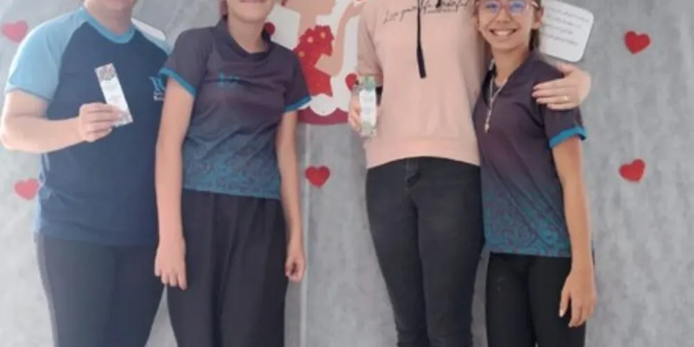 No final do trabalho, cada aluno pode escolher quem gostaria de presentear com o marcador