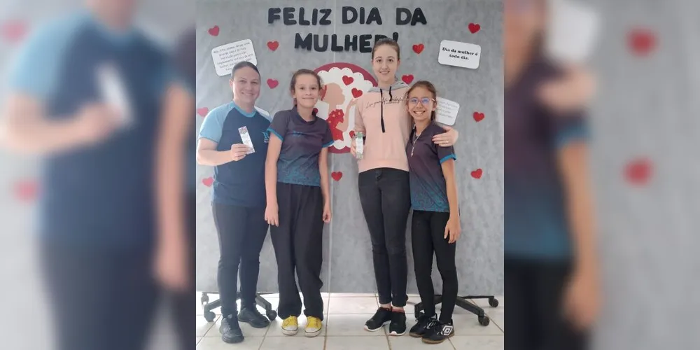 No final do trabalho, cada aluno pode escolher quem gostaria de presentear com o marcador