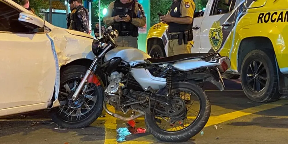 O motociclista, um jovem de 24 anos, sofreu ferimentos na pélvis, ombro e punho, além de diversas escoriações pelo corpo